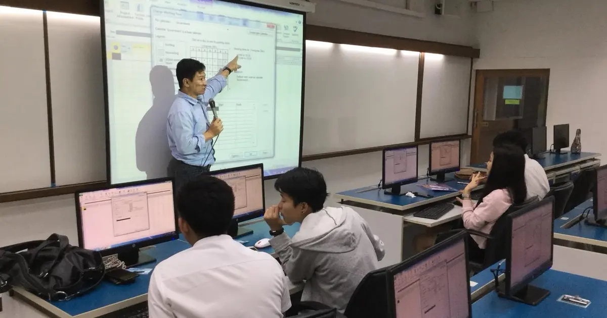 ภาพบรรยากาศการสอน MS Project ให้นักศึกษาคณะบัญชี ชั้นปีที่ 4 มหาวิ�ทยาลัยหอการค้าไทย